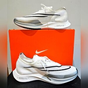 Nike ZoomX Streakfly, M9.5 W11, White/Black-Metallic Silver